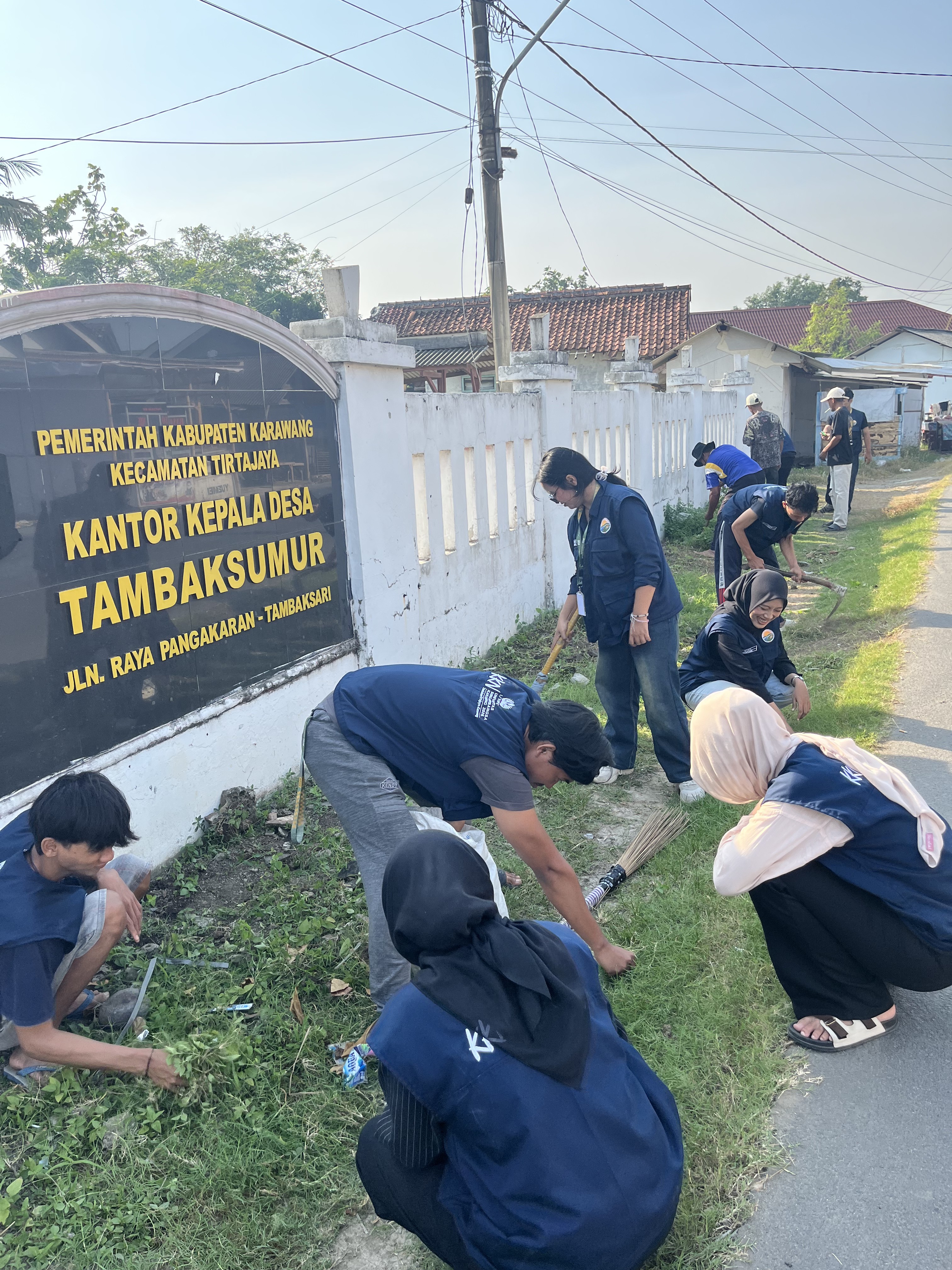 Gotong Royong Lingkungan Kantor Desa