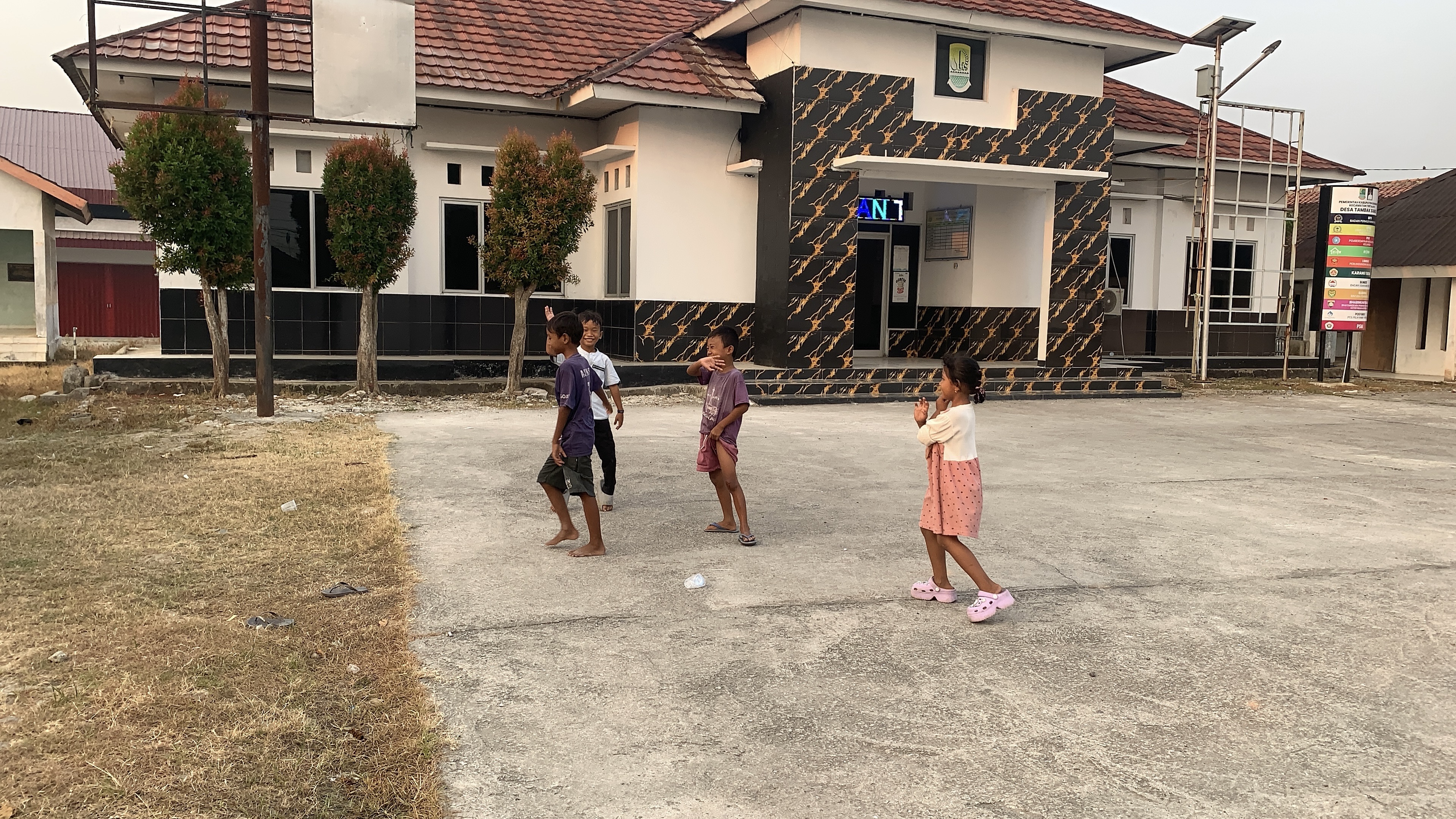 Halaman Gedung Kantor Desa