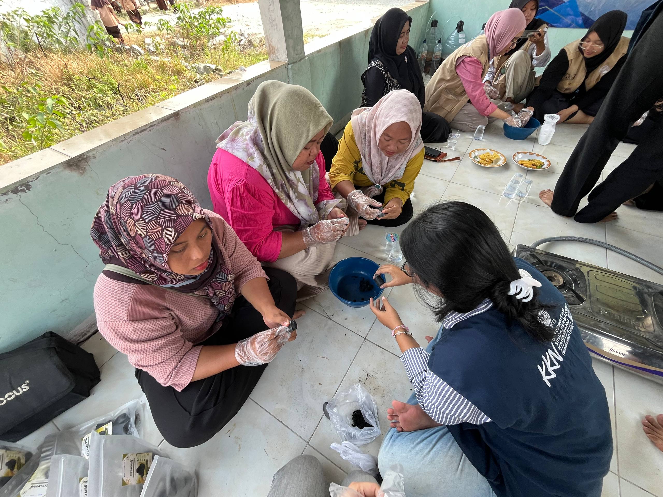 Pelatihan Pembuatan Briket Sekam Padi Sekambrik